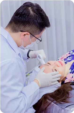 Chuyên gia điều trị da MiA Lyn Beauty & Clinic thực hiện điều trị chăm sóc da cho khách hàng